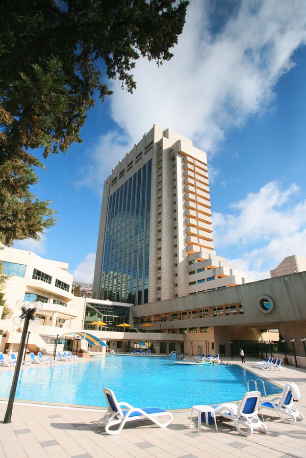 Курортный отель «Рэдиссон САС Лазурная», расположенный в роскошном парке на берегу Черного моря