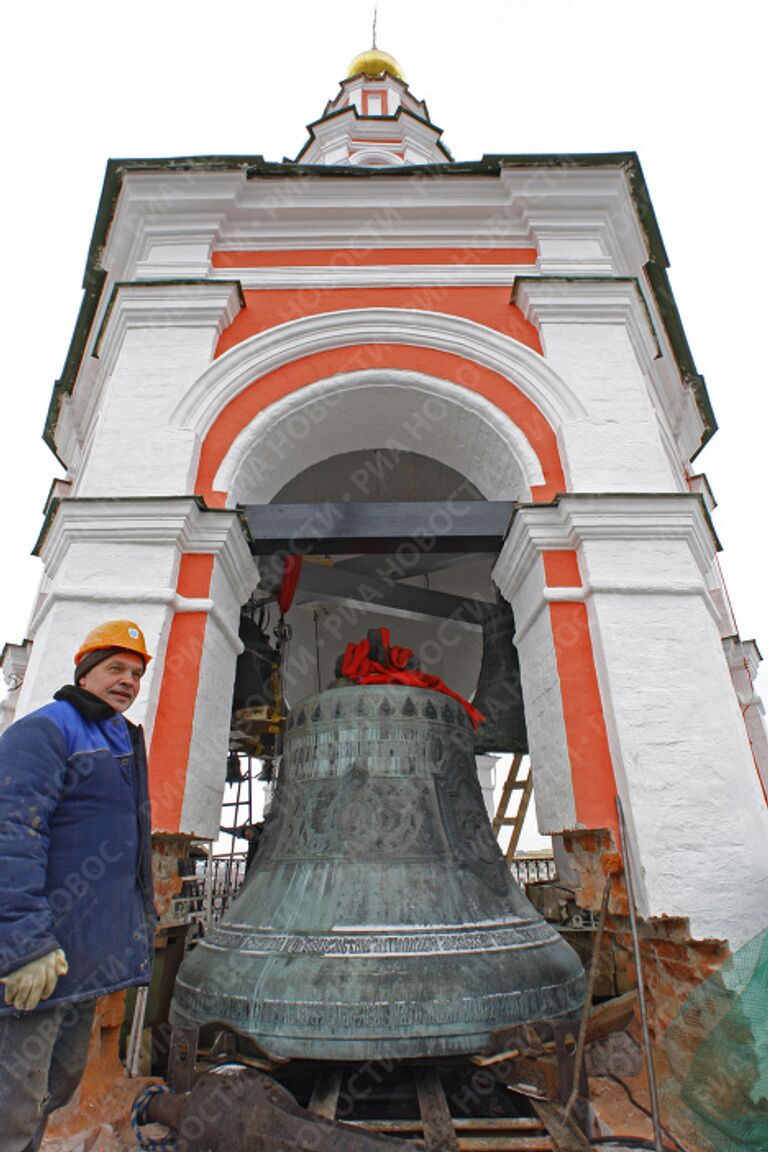 Поднятие Большого колокола на колокольню Свято-Данилова монастыря