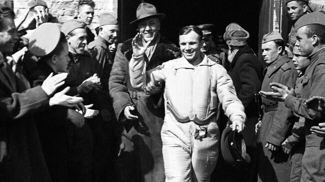 Юрий Гагарин после приземления