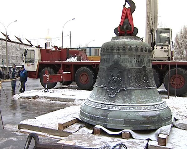 Большой колокол установили на звонницу Данилова монастыря