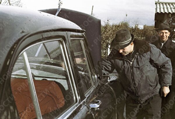 Космонавт Гагарин у своей машины
