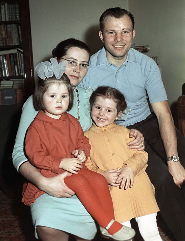 Космонавт Гагарин с женой и дочерьми