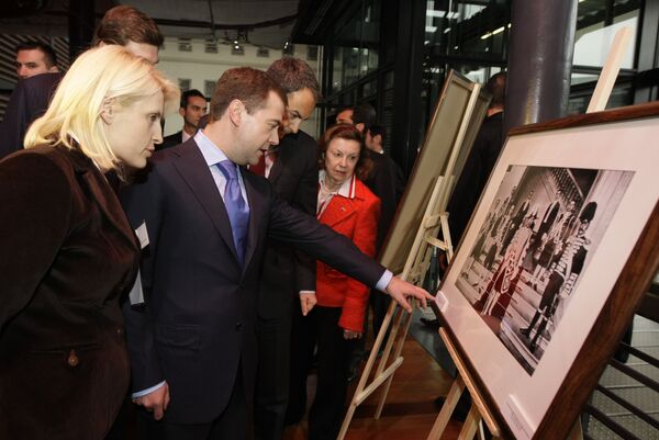 Медведев и Сапатеро осмотрели выставку РИА Новости, экскурсию по выставке провела главный редактор РИА Новости Светлана Миронюк.