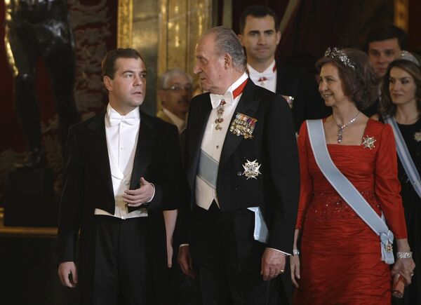 Президент России Дмитрий Медведев, король Испании Хуан Карлос I и королева София (слева направо на первом плане) в Королевском дворце в Мадриде. Архив