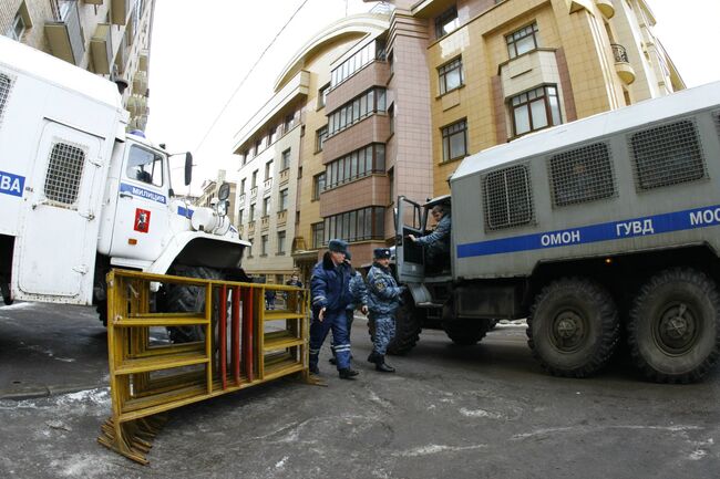 В Москве ищут подсудимого, сбежавшего в наручниках из суда