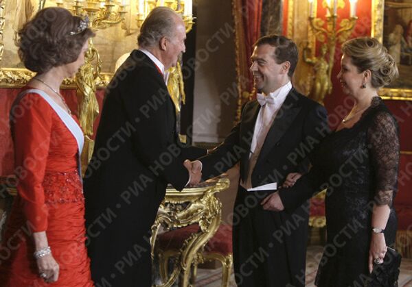 Д.Медведев с супругой на королевском приеме во дворце испанского монарха Хуана Карлоса Первого