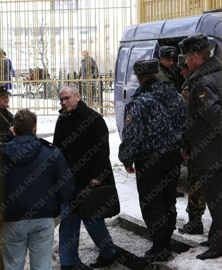 Бывший глава ЮКОСа Михаил Ходорковский у здания Хамовнического суда