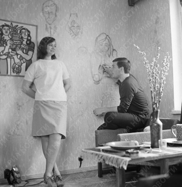 Чардынин рисует на стене портрет своей жены