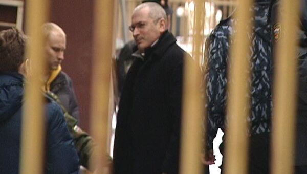 Михаила Ходорковского привезли в Хамовнический суд Москвы