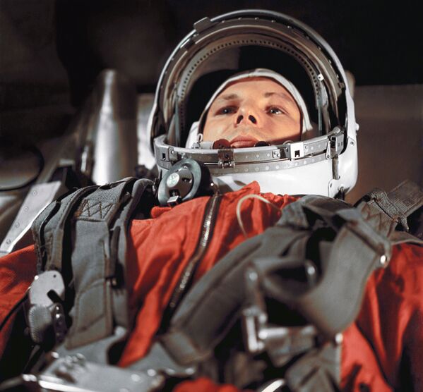 Летчик-космонавт Ю.Гагарин в кабине космического корабля “Восток”