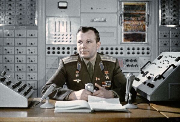 Ю. Гагарин на командном пункте тренажера