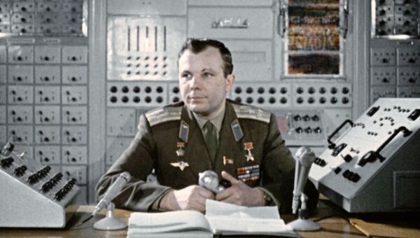 Ю. Гагарин на командном пункте тренажера