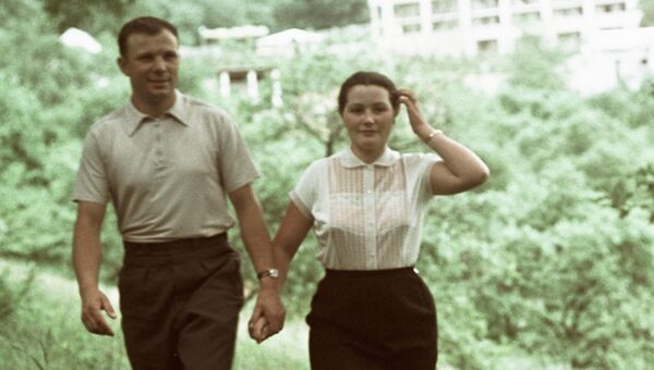 Гагарин с женой Валентиной на отдыхе