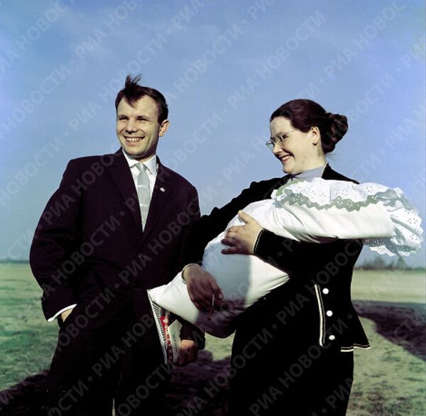 Лётчик-космонавт Ю.Гагарин с женой Валентиной и дочкой Галочкой