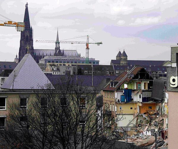 Бывшее здание городского архива рухнуло во вторник в Кельне
