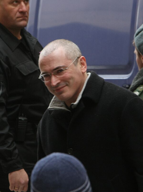 Бывший глава ЮКОСа Михаил Ходорковский у здания Хамовнического суда