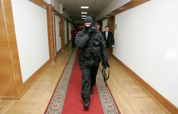 Вооруженные люди стоят в штаб-квартире украинской государственной энергетической компании Нафтогаз в Киеве