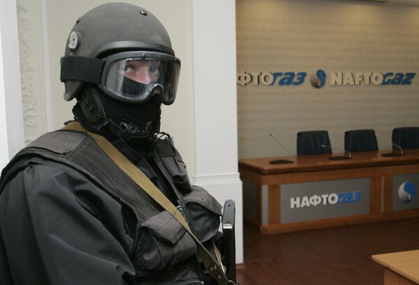 Вооруженные люди в штаб-квартире украинской государственной энергетической компании Нафтогаз в Киеве