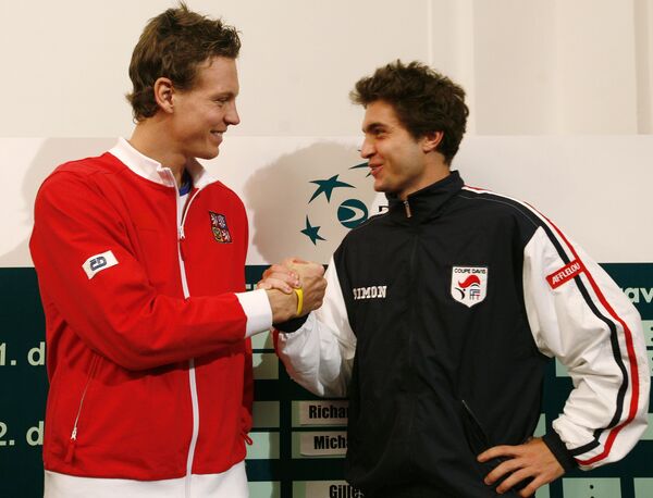 Томаш Бердых (слева) и Жиль Симон во время жеребьевки Кубка Дэвиса
