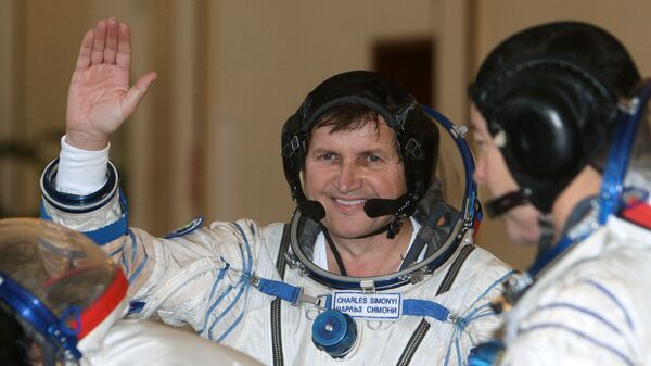 Первый раз Симони летал на МКС в 2007 году, заплатив за это 25 миллионов долларов, второй полет обойдется ему в 35 миллионов долларов.