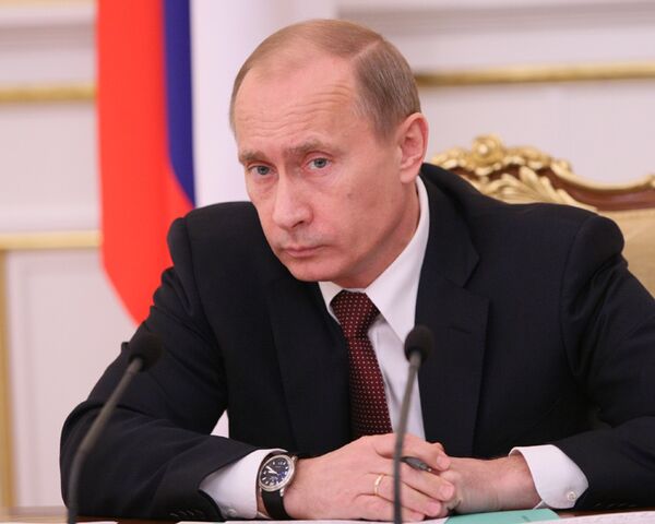 Путин: надо следить за расходованием госсредств, но не давить на банки
