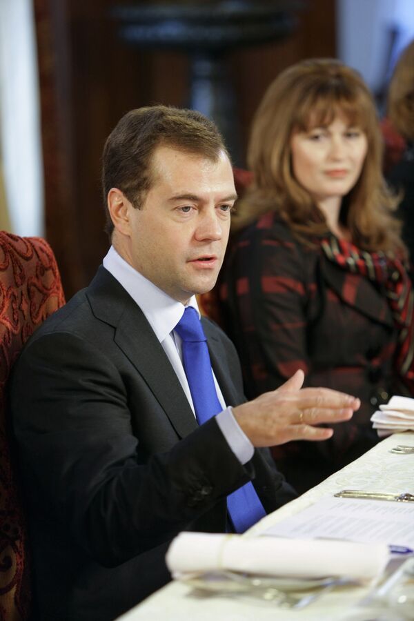 Президент России Дмитрий Медведев во время встречи с женщинами России в гостевой резиденции в Барвихе. Справа - летчик-инструктор пилотажной группы ОКБ Сухого Светлана Капанина.