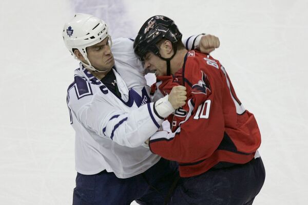 Мэтт Брэдли (справа) затеял драку с Беном Ондрусом во время матча НХЛ Вашингтон - Торонто