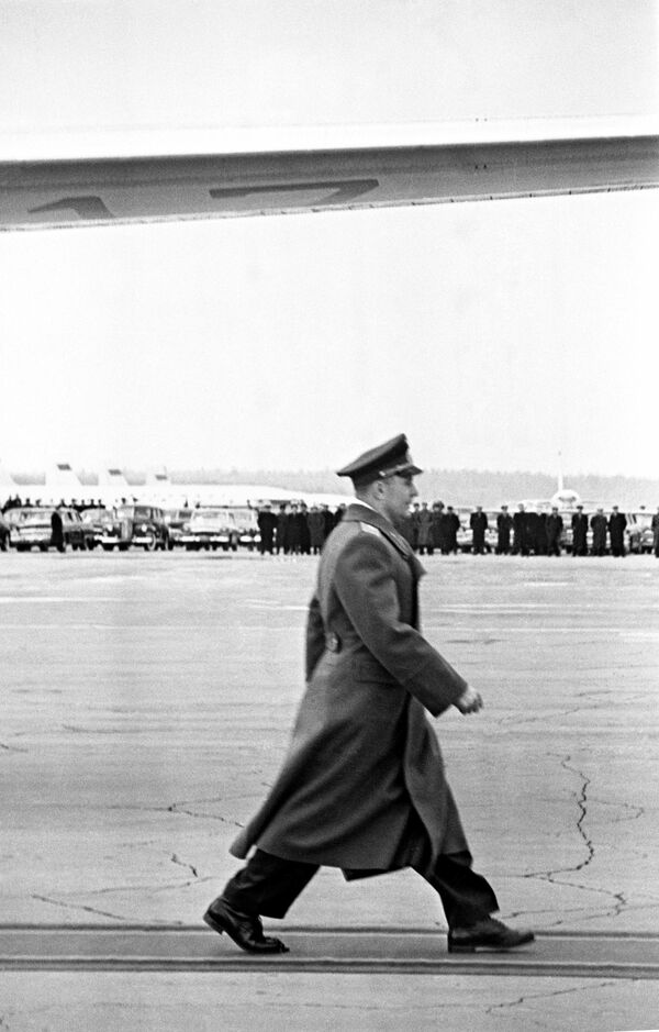 Ю.Гагарин на Внуковском аэродроме направляется для доклада о завершении полета