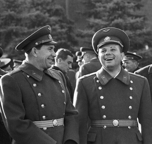 Космонавты Беляев и Гагарин на Красной площади