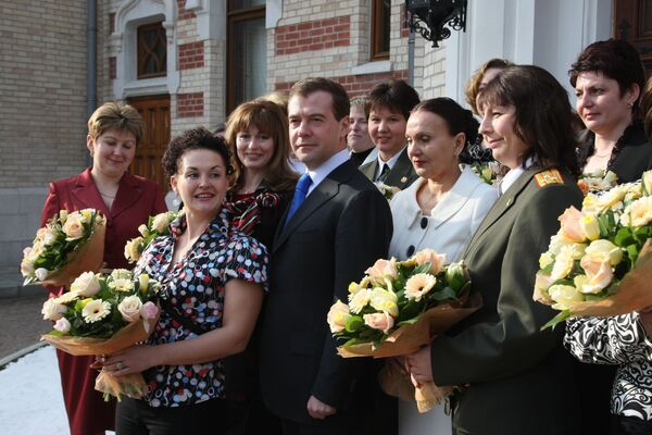 Президент России Дмитрий Медведев провел встречу с представительницами неженских профессий накануне праздника 8 Марта