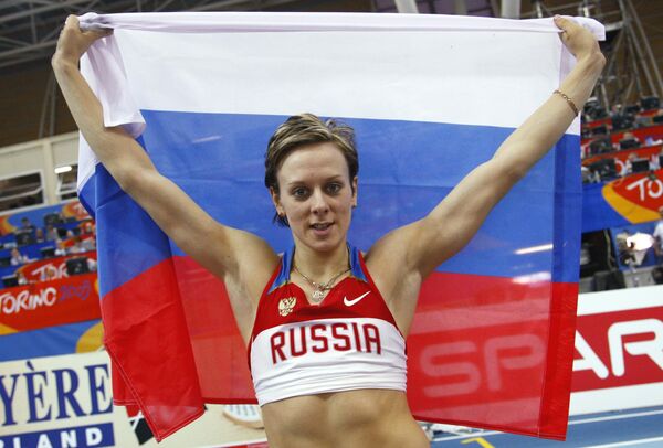 Россиянка Юлия Голубчикова празднует победу в сорвенованиях по прыжкам с шестом на зимнем ЧЕ по легкой атлетике