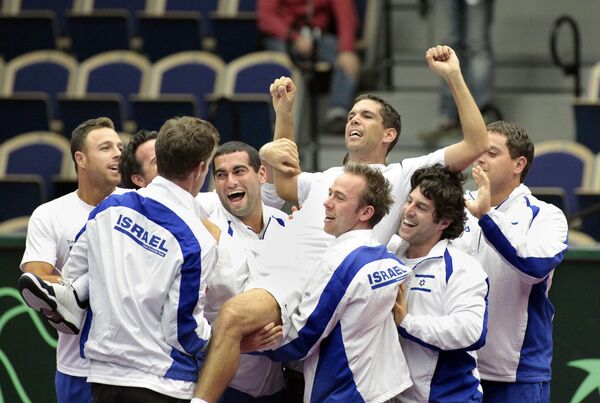 Сборная Израиля по теннису празднует победу над шведами в 1/8 финала Кубка Дэвиса