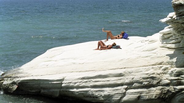 Отдыхающие на пляже Кипра. Архив