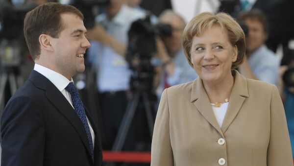 Меркель и Медведев обсудят предложения РФ по выходу из финкризиса