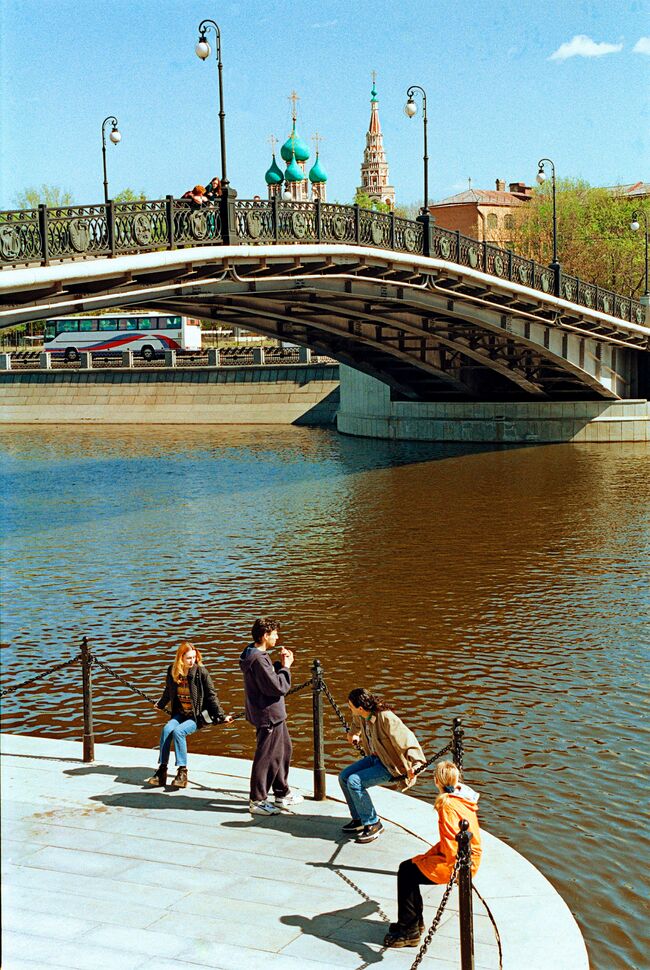 Лужков мост в Москве. Архив