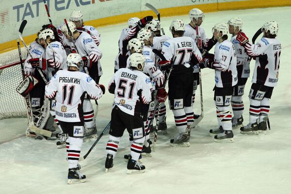 Игроки команды Авангард (Омская область) празднуют победу над казанским Ак Барсом в матче 1/4 финала плей-офф Континентальной хоккейной лиги