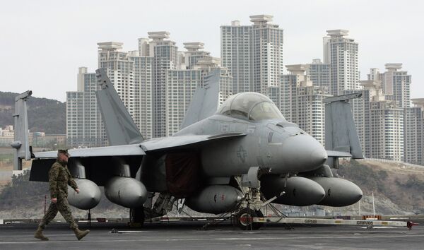 Американский палубный истребитель-бомбардировщик F/A-18E Super Hornet на южнокорейской военной базе Бусан