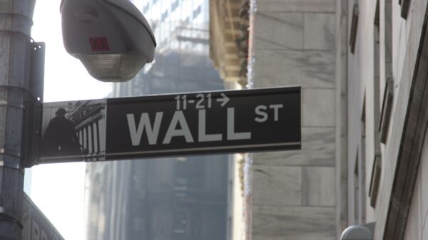 Указатель на Wall Street в Нью-Йорке. Архив