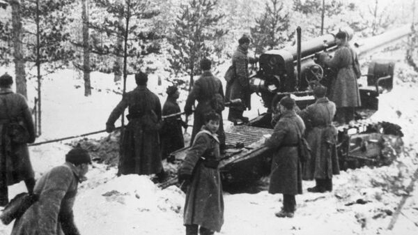 Бойцы Красной Армии обстреливают финские укрепления. Архив