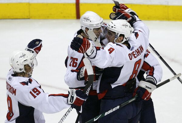 Хоккеисты Вашингтона поздравляют Александра Овечкина (справа) с голом в ворота Филедельфии в матче НХЛ