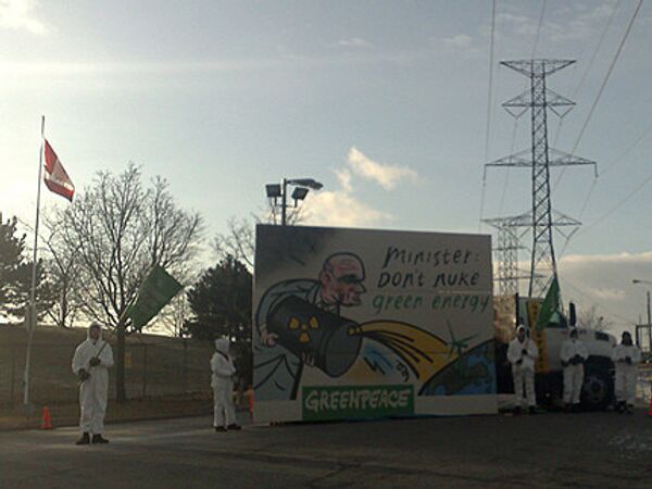Активисты Гринпис перекрыли подход к АЭС Пикеринг в Канаде