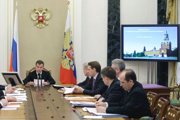 Медведев требует не допутить попадания криминала во власть на местах