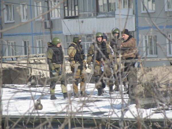 Во Владивостоке завершен штурм квартиры, на которую напали бандиты