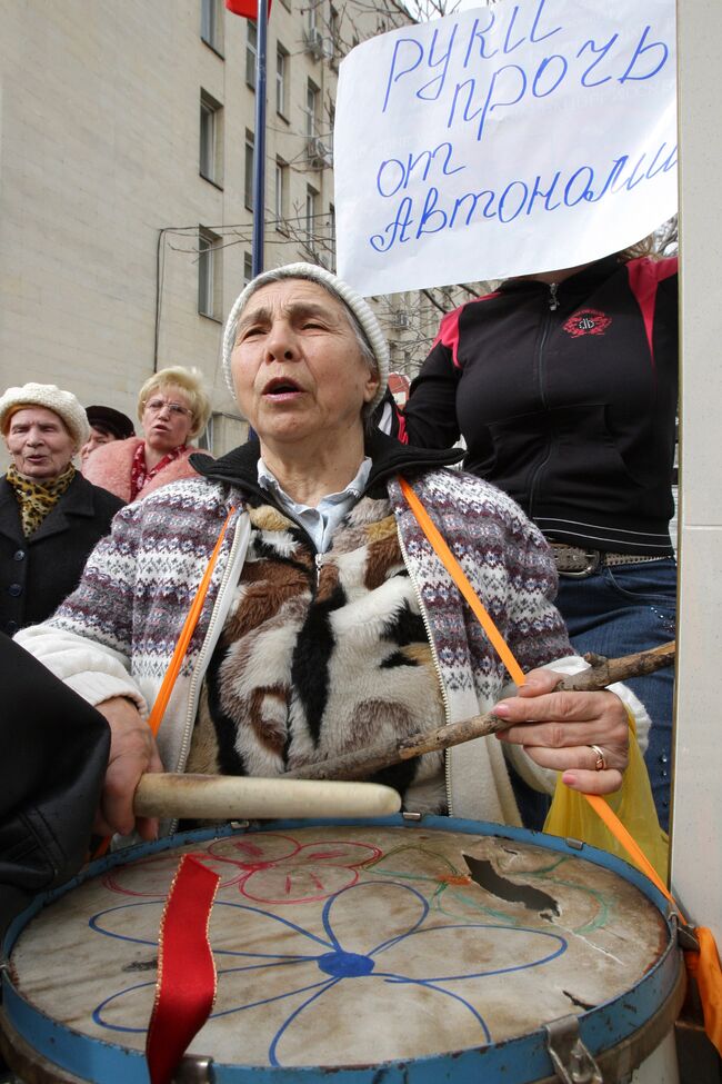 Не менее 2,5 тысячи участников шествия и митинга в Симферополе в субботу требуют восстановить союз Украины с Россией и Белоруссией