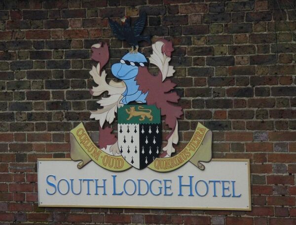 Местом встречи стала гостиница South Lodge Hotel близ города Хоршем в графстве Уэст-Сассекс на юге Англии