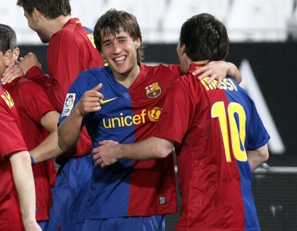 Лионель Месси (справа) поздравляет Бояна Кркича с голом в ворота Альмерии в матче чемпионата Испании