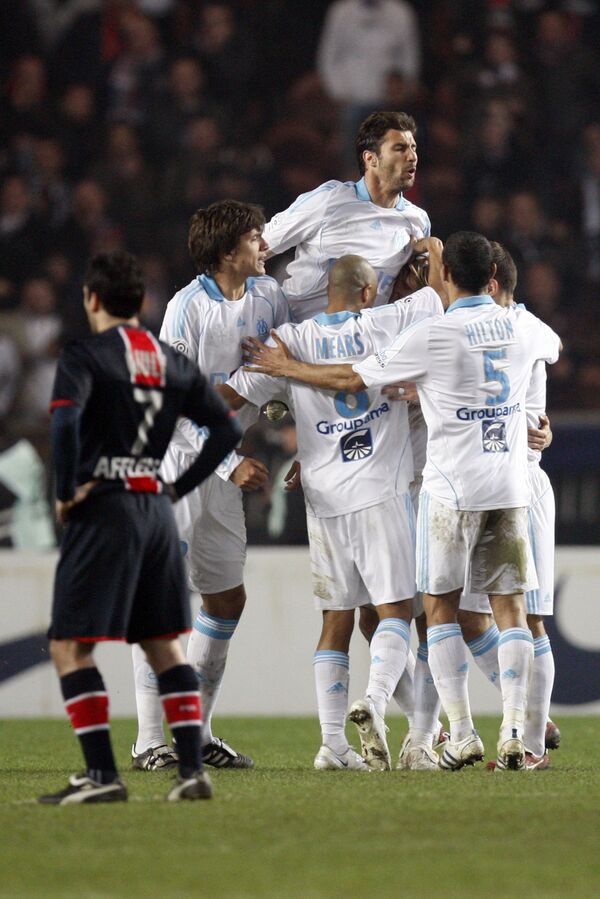 Капитан Марселя Лорик Кана (вверху) с партнерами по команде празднует гол в ворота ПСЖ в матче чемпионата Франции