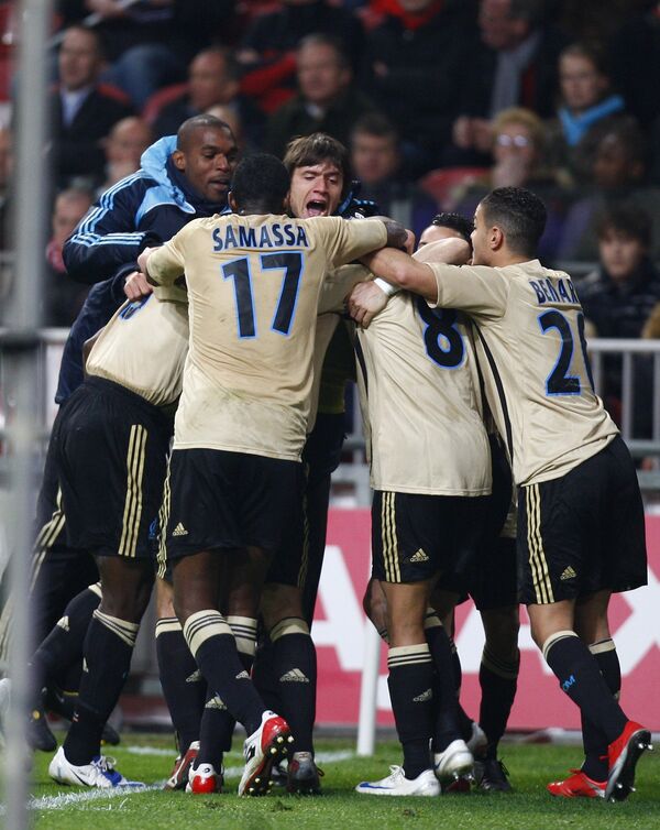 Футболисты Марселя празднуют гол в ворота Аякса в дополнительное время в матче Кубка УЕФА