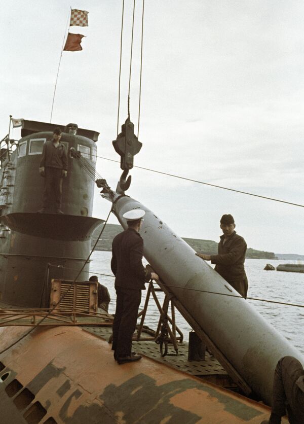 Подводники грузят торпеду на подводную лодку