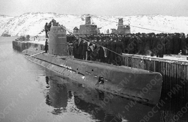 Моряки Северного флота принимают подводную лодку